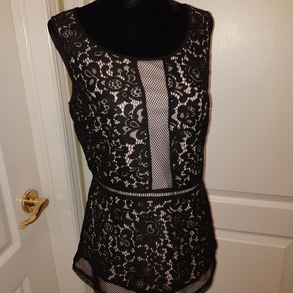 Beautiful Lace Top - Picture 2 of 3